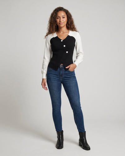 Damen Strickoberteil mit eleganter Schluppe und modernen Knopfdetails