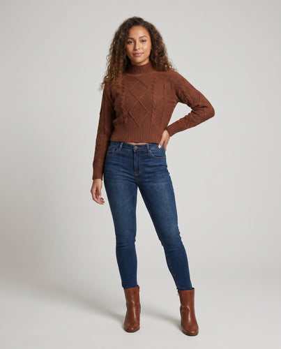 Damen Strickpullover mit einem modischen Zopfmuster und cropped Schnitt