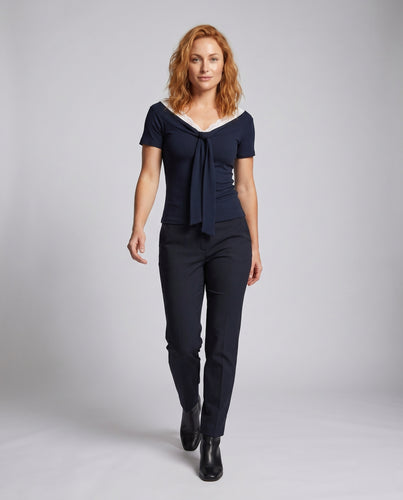 Damen Blusenshirt mit elegantem Spitzenausschnitt und dekorativer Schleife