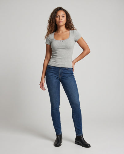 Damen Crop-Top mit charmantem Wellensaum und tiefem Rundhalsausschnitt