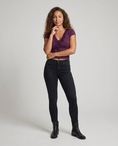 Damen Crop-Top mit dekorativer Spitzenverzierung und raffiniertem Knoten