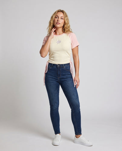 Damen Crop-Top mit verspieltem Zughüftdesign und farblich abgesetzten Ärmeln