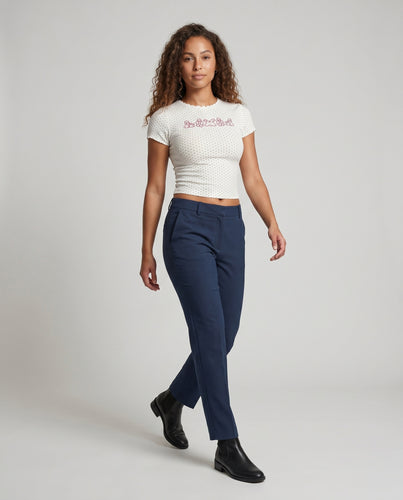Damen figurbetontes Crop-Top mit verspieltem Punktemuster und einzigartigem Schriftzug