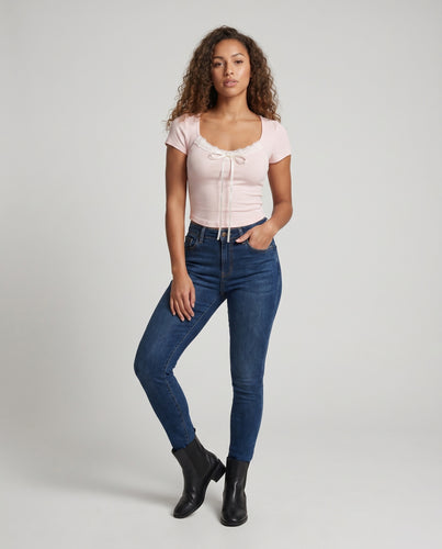Damen figurbetontes Kurzarmshirt mit Spitzenverzierung und dekorativem Kordelzug