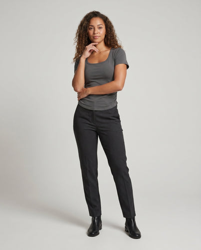 Damen Figurbetontes Kurzarmshirt mit U-Boot Ausschnitt und Raffung