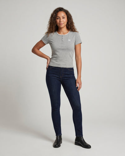 Damen Kurzarmshirt mit elegantem Kragen und verspielten Knöpfen