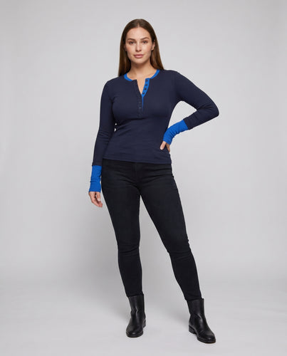 Damen Langarm-Henley-Shirt mit modischem Knopfverschluss und kontrastierenden Ärmeln
