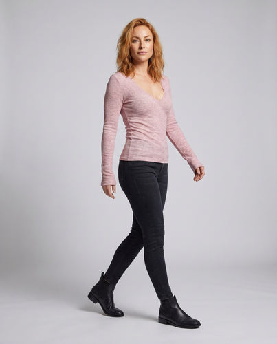 Damen Langarmshirt mit attraktivem V-Ausschnitt und feinem Rippdesign