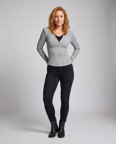Damen Langarmshirt mit Knopfleiste und modernen Schulterdetails