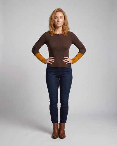 Damen Langarmshirt mit kontrastierenden Ärmelakzenten und Knopfleiste