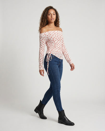 Damen Langarmshirt mit verspieltem Herzmuster und seitlicher Raffung