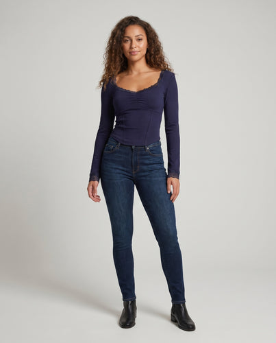 Damen Langarmshirt mit zartem Spitzenrücken und raffiniertem Schnürdesign