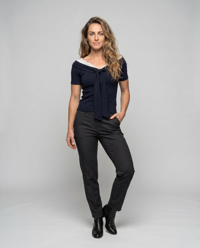 Damen T-Shirt mit femininer Spitzenverzierung und dekorativer Schleife