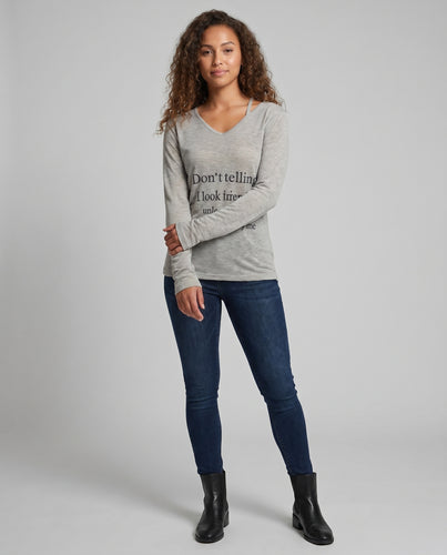 Damen V-Ausschnitt Langarmshirt mit kreativem Schriftzug