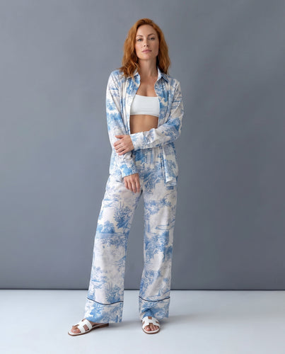 Damen sommerliches Freizeit-Outfit mit leichtem Hemd und weiten Hosen