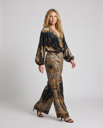 Damen Eleganter und fließender Jumpsuit mit tiefem V-Ausschnitt und zarten Stoffdetails R&B