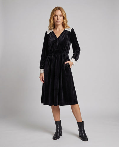 Damen Elegantes Samtkleid mit feinen Spitzenakzenten