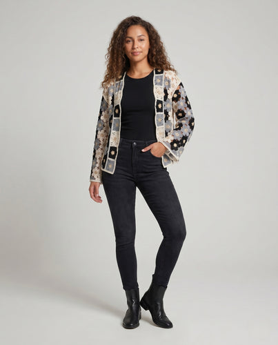 Damen Häkelcardigan mit bunten Blumenapplikationen R&B