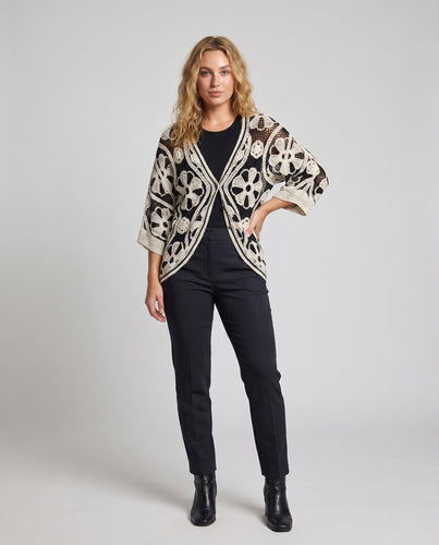 Damen Häkeljacke mit modernen floralen Mustern R&B