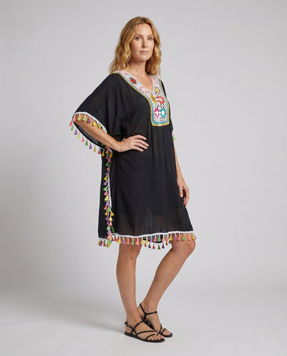 Damen Strandkleid mit bunten Quasten und Häkelverzierungen R&B