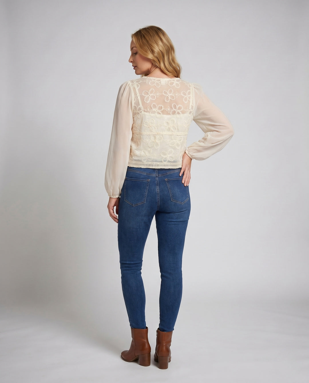 Damen transparente Bluse mit floralen Stickereien und Knopfleiste R&B