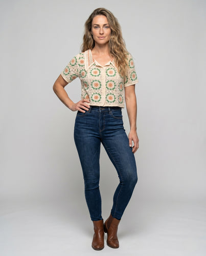 Damen gehäkeltes Blusentop mit buntem Quadratmuster und Knopfdetails R&B