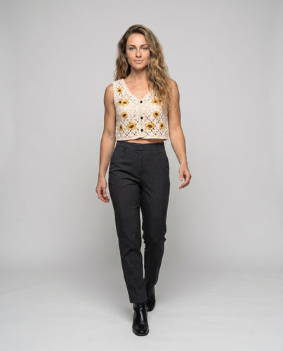 Damen gehäkeltes Top mit floralen Akzenten und Knopfdetails R&B