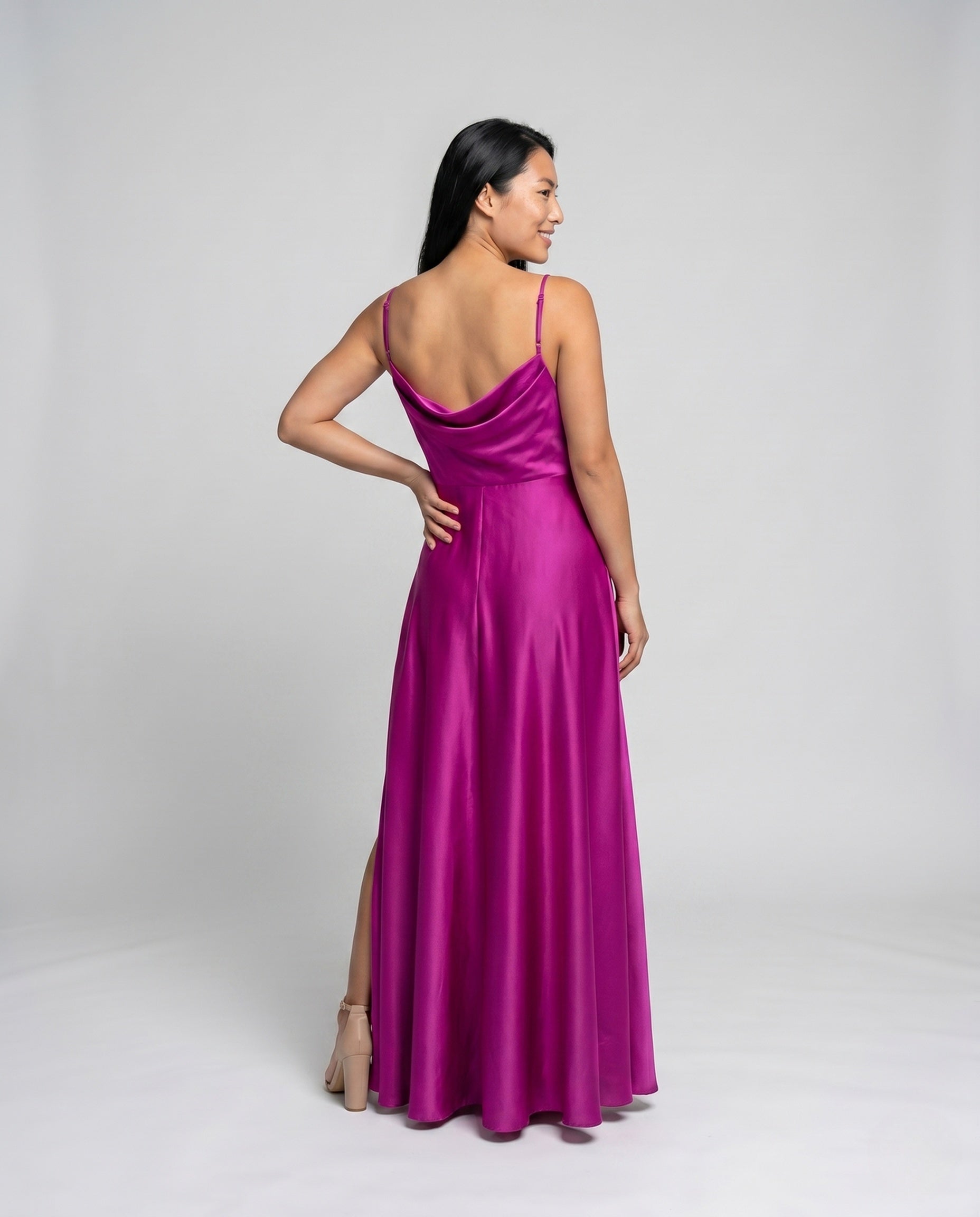 Damen Maxikleid mit elegantem Schlitz und fließendem Satinmaterial R&B