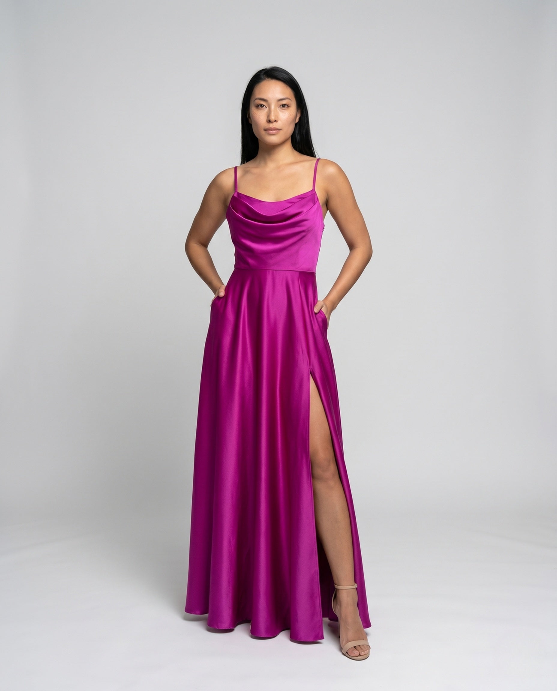 Damen Maxikleid mit elegantem Schlitz und fließendem Satinmaterial R&B