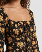 Damen Maxikleid mit tailliertem Schnitt und floralen Rüschendetails R&B