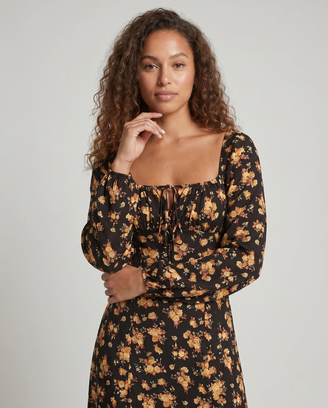 Damen Maxikleid mit tailliertem Schnitt und floralen Rüschendetails R&B