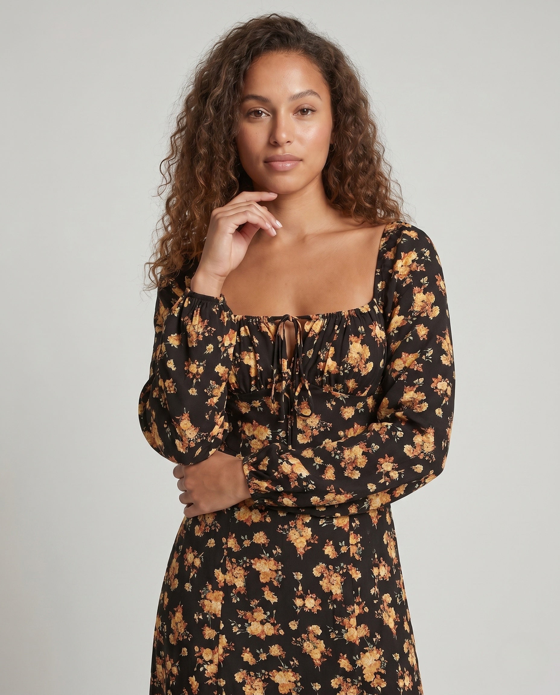 Damen Maxikleid mit tailliertem Schnitt und floralen Rüschendetails R&B