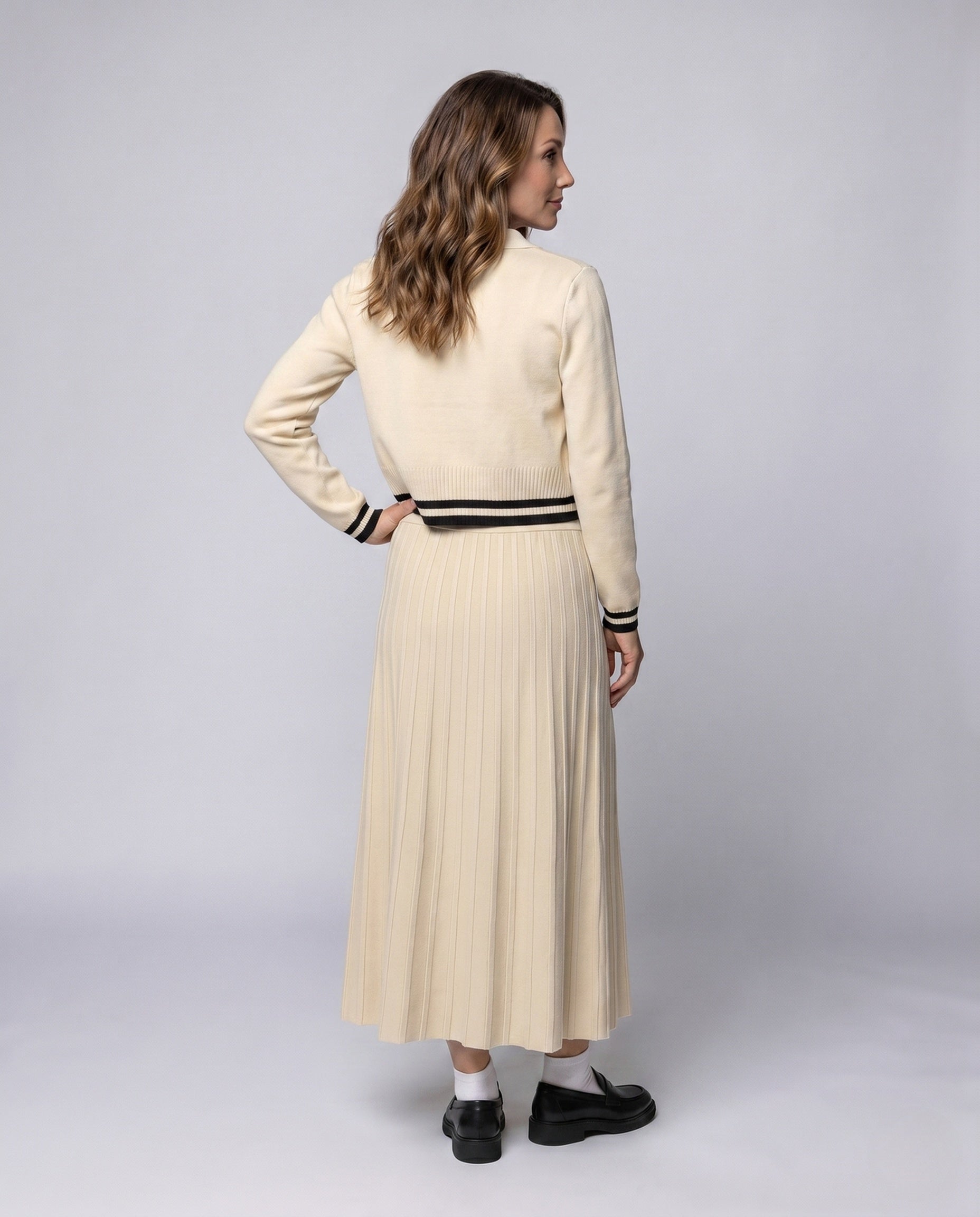 Damen nan elegantes Strick-Duo mit Polokragen-Cardigan, tailliertem Rippbund und Plissee-Midirock R&B