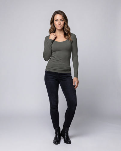 Damen nan eng anliegendes Langarmshirt mit weitem U-Ausschnitt, seitlicher Raffung und weichem Modal-Stretch R&B