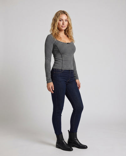 Damen nan eng anliegendes Rippjersey-Langarmtop mit weitem U-Boot-Ausschnitt und Zierschleife R&B