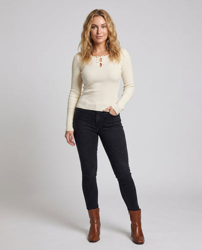 Damen nan feines elastisches Ripp-Langarmshirt mit dekorativer Schlaufenöffnung am Ausschnitt und figurbetonter Silhouette R&B