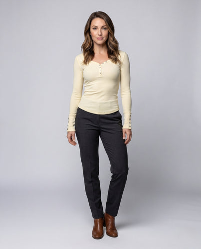 Damen nan figurbetontes Rippjersey-Langarmshirt mit asymmetrischer Knopfleiste, Zierknopfmanschetten und schrägem Saum R&B