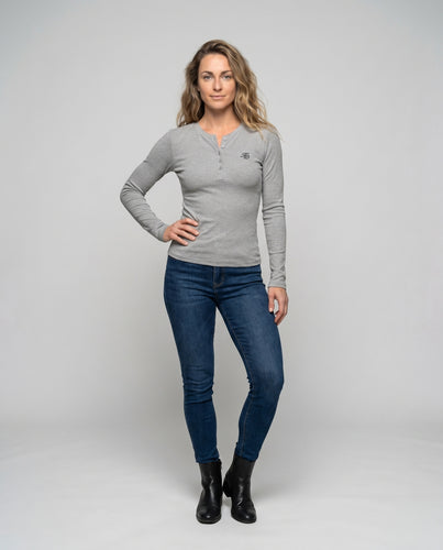 Damen nan figurnahes Ripp-Langarmshirt mit Rundhals-Knopfleiste und Monogramm R&B