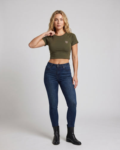 Damen nan kurzgeschnittenes Rippoberteil mit ergonomischer Raglanpassform und dezenter Logostickerei R&B