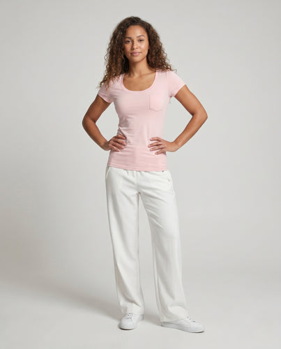Damen nan schmal geschnittenes Feinjersey-T-Shirt mit breitem Rundhalsausschnitt, Brusttasche und figurformender Nahtführung R&B