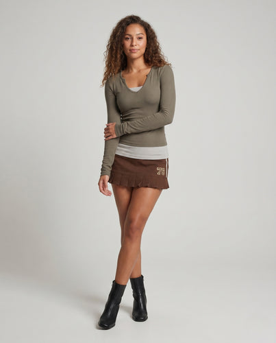 Damen nan schmal geschnittenes Langarmshirt mit V-Ausschnitt, innenliegendem Kontrasteinsatz und feiner Rippstruktur R&B