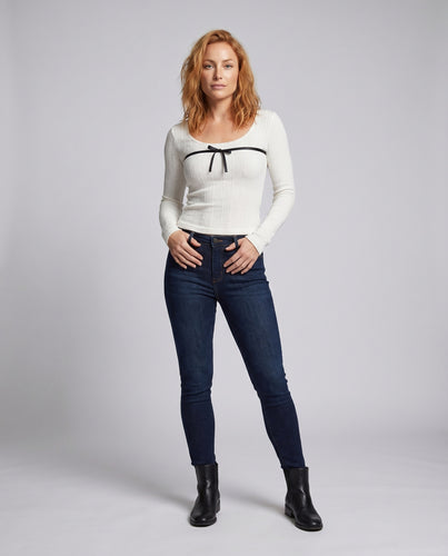 Damen nan schmal geschnittenes Ripp-Longsleeve mit breitem U-Ausschnitt und Zierband R&B