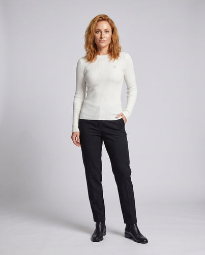 Damen nan schmaler Rippenpullover mit taillierter Korpusform, verlängerten Ärmelbündchen und dezenter Bruststickerei R&B