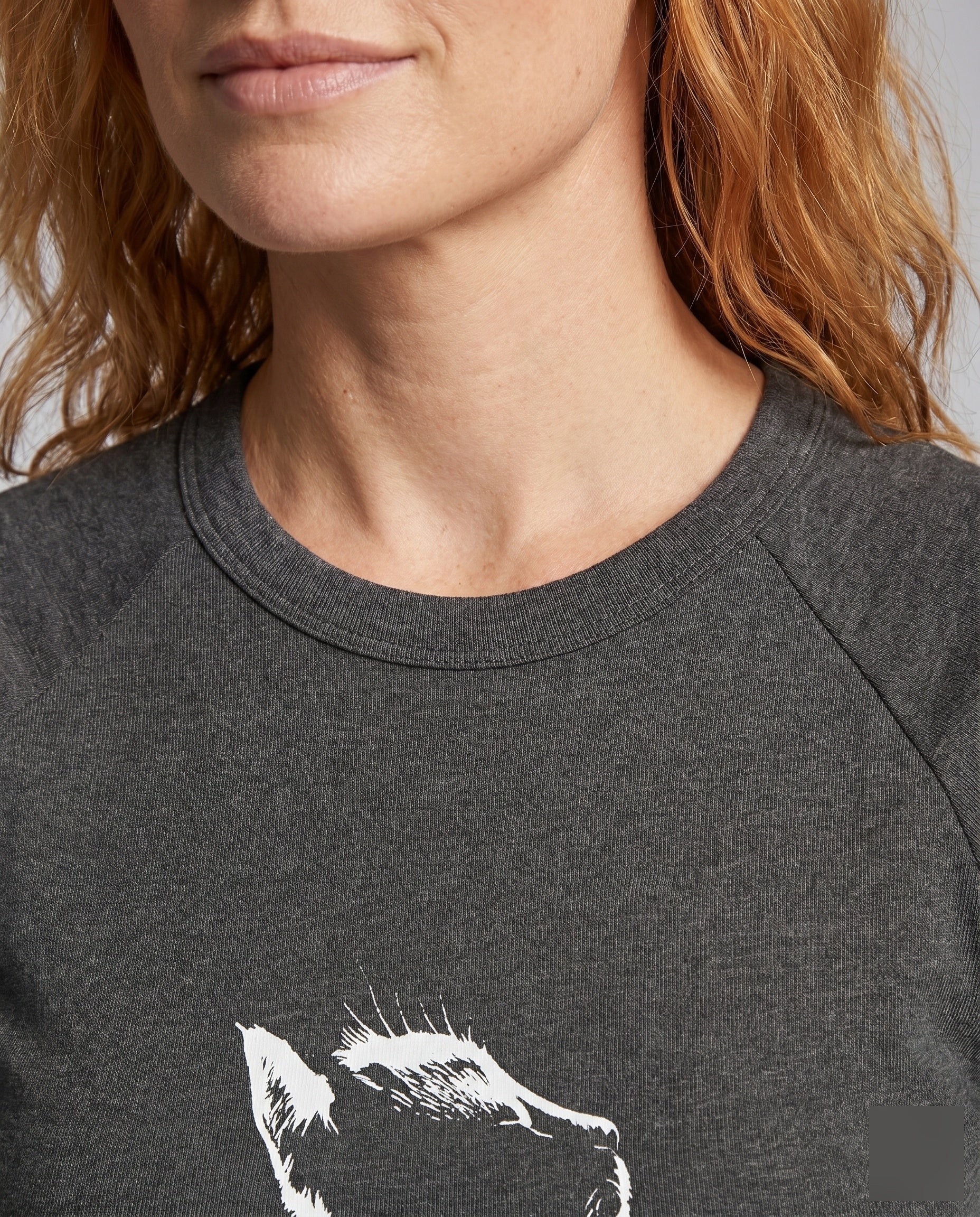 Damen nan tailliertes Kurzshirt mit stretchigem Jersey, Rundhalsausschnitt und minimalistischer Katzen-Skizze R&B