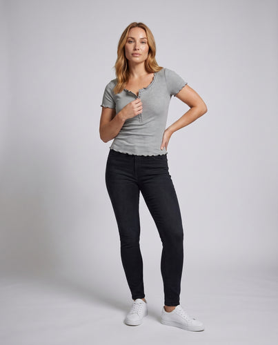 Damen nan tailliertes Ripp-Henley-Top mit Zierknopfleiste und Wellenkante R&B