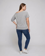 Damen nan weit geschnittenes Freizeitshirt mit überschnittenen Schultern, asymmetrischem Ausschnitt und Statement-Print R&B