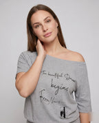 Damen nan weit geschnittenes Freizeitshirt mit überschnittenen Schultern, asymmetrischem Ausschnitt und Statement-Print R&B