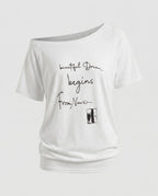 Damen nan weit geschnittenes Freizeitshirt mit überschnittenen Schultern, asymmetrischem Ausschnitt und Statement-Print R&B