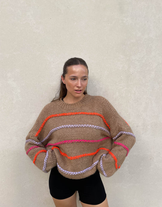 R&B | Übergroßer Pullover mit neonfarbenen Ziernähten