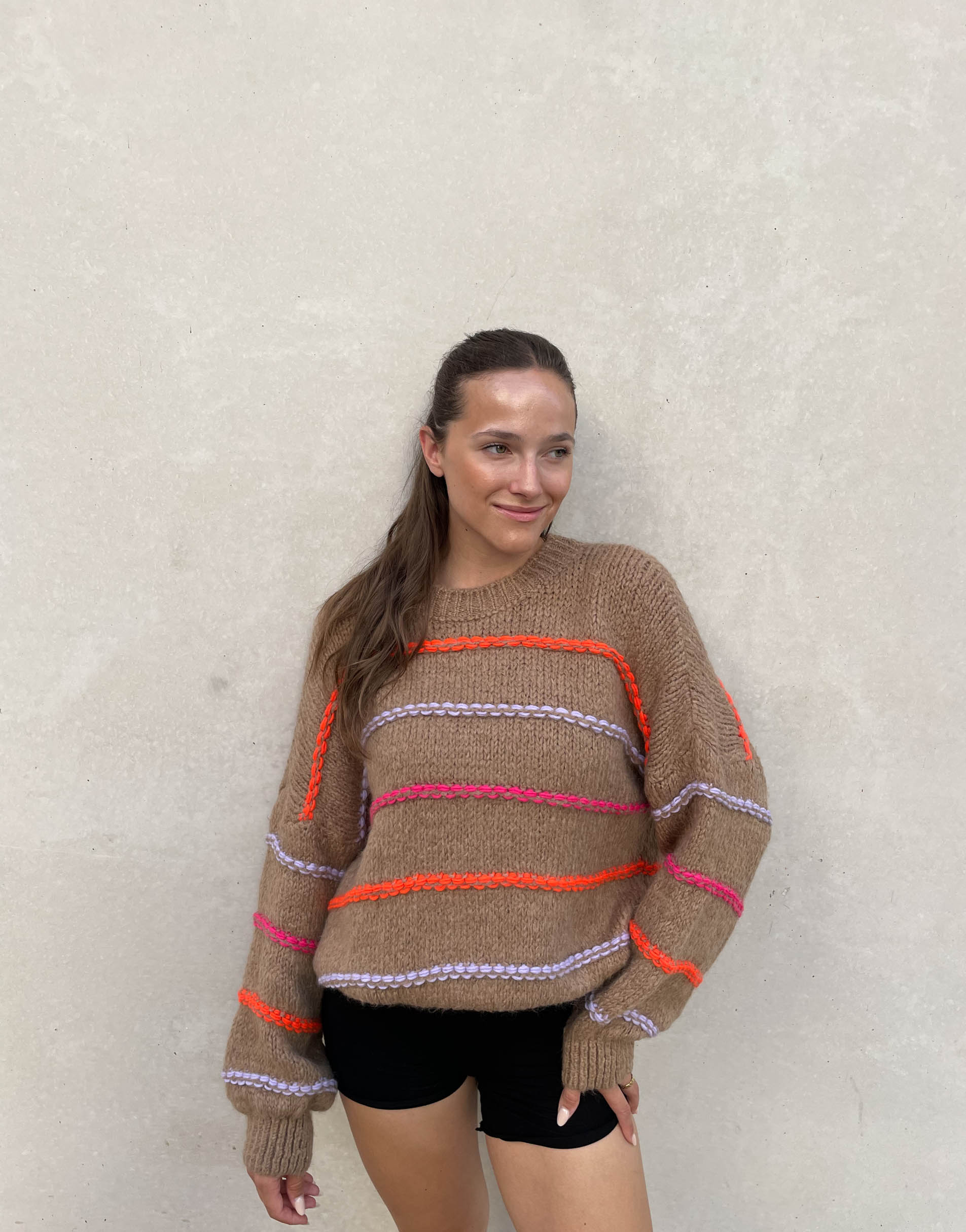 R&B | Übergroßer Pullover mit neonfarbenen Ziernähten